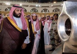 صور: بن سلمان يصلي الفجر بالحرم المكي ويقبل الحجر الأسود