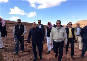 ساعة ونصف سيرًا على الأقدام.. وزير الآثار يصل إلى "سرابيط الخادم" بجنوب سيناء (صور)