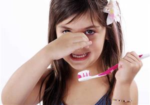 رائحة النفس الكريهة عند الأطفال تشير لمشكلات صحية.. الأسباب والعلاج