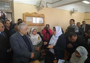 صور| طالبة لوزير التعليم: "التابلت" يمنع الغش.. و"شوقي" يرد: "والتسريب كمان"