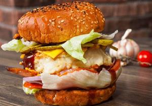 على طريقة مطاعم الوجبات السريعة.. وصفة عمل "تشكين برجر"