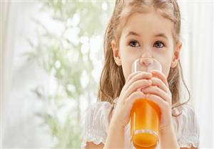 أطعمة ومشروبات تبدو صحية تضر طفلك.. هل يتناولها؟ 