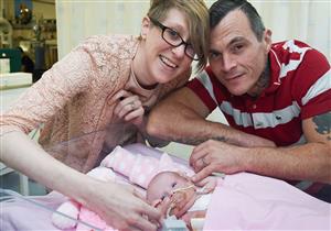 خروج طفلة بريطانية ولدت بقلب خارج جسمها من المستشفى.. (صور)