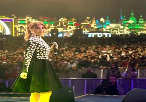 بالصور والفيديو| يارا تفتتح حفلها في دبي بـ"يا عايش بعيوني"