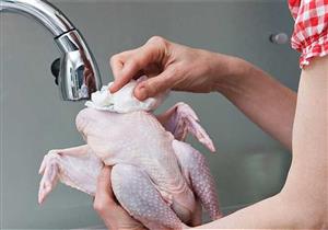 للتخلص من رائحة "الزفارة".. إليكِ الطريقة الصحيحة لغسل الدجاج