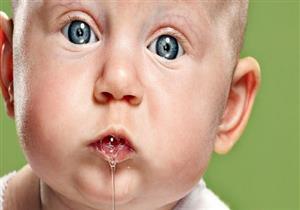 سيلان اللعاب.. متى يدل على إصابِة طفلِك بمشاكل صحية؟