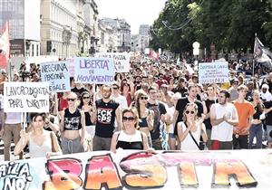 آلاف الأشخاص يتظاهرون ضد العنصرية في مدينة ميلانو الإيطالية 