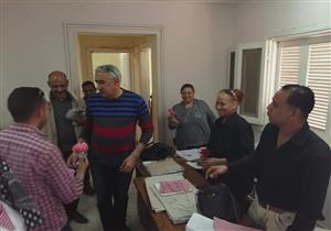  بالصور.. رئيس مدينة الأقصر يستقبل الموظفات بورد وهدايا احتفالا بعيد الأم