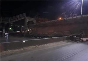 عودة حركة السير إلى طبيعتها في الطريق الزراعي بعد رفع أنقاض كوبري طوخ