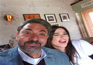 ياسمين عبدالعزيز في سيلفي على طريقة فتحي عبدالوهاب