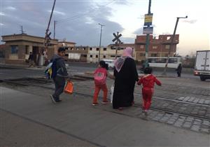 بعد سقوط كوبري "كفر الجمال".. الأهالي: "ما بنعرفش نعدي وربنا يستر من الحوادث"