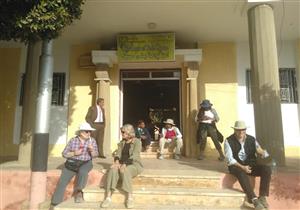 بالصور.. وفد سياحي من إنجلترا واليابان يزور آثار بني حسن في المنيا