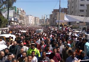  بالصور- سيدات وأطفال يودعون محمود الجندي من الشرفات.. والبسطاء في المقدمة