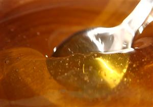  الملاعق المعدنية تفقد عسل النحل قيمته الغذائية.. إليك بدائلها الصحية
