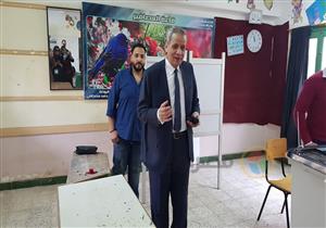 بالصور.. وزير التعليم السابق يدلي بصوته في الاستفتاء بالمنصورة