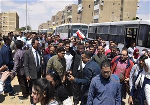 صور| أتوبيسات جامعة السويس تنقل الطلاب المغتربين إلى لجان "الاستفتاء"