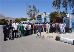 صور| إقبال المواطنين على لجان الاستفتاء في مدينة نويبع 