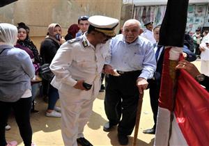 رجال الشرطة يساعدون كبار السن في لجان التصويت على التعديلات الدستورية (صور)