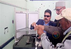 صور| بطريقة "برايل".. كفيف يُدلي بصوته في العاشر من رمضان