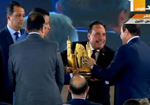 عمال مصر يقدمون درعًا تذكارية إلى السيسي تقديرًا لجهوده.. فيديو