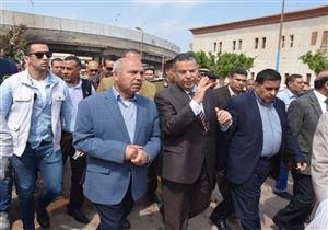 وجد أكواب شاي وبقايا أطعمة.. وزير النقل للمفتشين في محطة بني سويف: "نظفوا مكاتبكم"