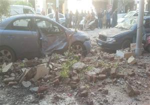 انقطاع الكهرباء عن الترام وتحطم سيارة بسبب انهيار شرفة عقار في الإسكندرية