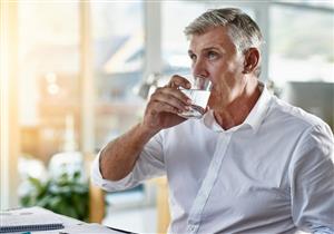  احذر.. الإفراط في شرب الماء قد يصيبك بهذا المرض