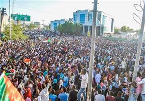 اعتصام القيادة العامة بالسودان.. محاولة فضّ أحبطها الجيش وروح الفكاهة حاضرة