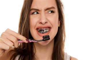  دراسة صادمة: تنظيف الأسنان بالفحم يعرضك لخطر التسوس