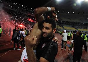 بالصور.. لاعبو الزمالك يحتفلون بكأس الكونفدرالية مع الجماهير