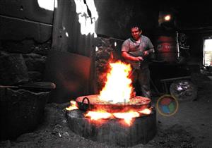 بالصور - "صائمون بين الحديد والنار" في حرارة "30 ضعف" طقس مصر 