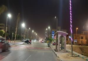 بالصور.. إنارة ليد تحذيرية باللون الأحمر على أعمدة الإنارة بمدينة الشروق