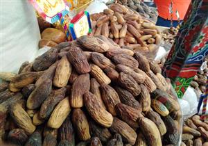 بعد إصابته.. "بلح محمد صلاح" في صدارة أسواق الياميش بالإسكندرية (صور)