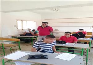 طلاب الصف الأول الثانوي يؤدون امتحان الفرصة الثانية في "الأحياء"