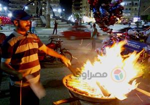    "صديقة نزهات الصيف".. أفران الغاز تنافس الحطب على زبائن الذرة المشوية (صور)