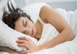 دراسة: النوم على الضوء يسبب زيادة الوزن والسمنة.. كيف ذلك؟