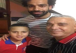 فيديو.. زوجة محمد صلاح وابنته يخرجون لأداء صلاة العيد وسط حراسة الأمن