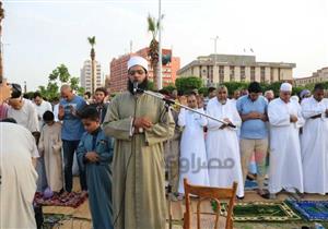 صور- الآلاف يؤدون صلاة العيد في الساحات المكشوفة بالسويس