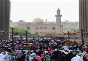 صور- في رحاب السلطان.. مصريون وأجانب يؤدون صلاة العيد في الدرب الأحمر