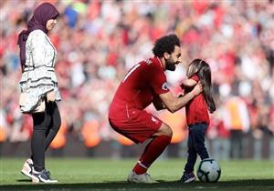 بالفيديو.. لحظة خروج زوجة محمد صلاح وابنته لصلاة العيد