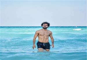 مصطفى خاطر يمازح محمد صلاح من أمام هذا الشاطئ