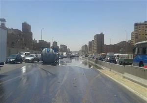 فرش "دائري المريوطية" بالرمال بعد انقلاب سيارة محملة بالزيوت