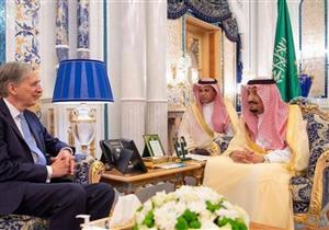 العاهل السعودي يستقبل وزير الخزانة البريطاني ويبحثان الفرص الاستثمارية وحرية الملاحة 