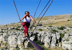 "بين السماء والأرض".. لاميتا فرنجية معلقة في جبال "إهدن"