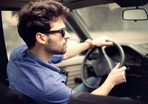 تعرف على خطورة قيادة السيارة بدون نظارة شمسية