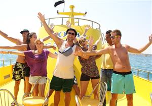 صور- الرحلات البحرية تنعش السياحة في شرم الشيخ خلال ثالث أيام العيد