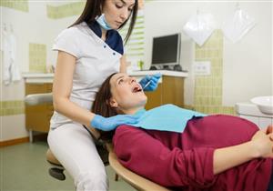  هرمونات الحمل تؤثر على صحة الأسنان واللثة.. كيف تعتني بها؟
