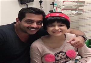 للمرة الثانية.. أحمد فلوكس يزور طفل 57357 بعد خضوعه لعملية جراحية