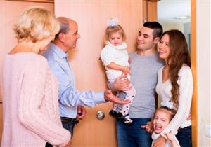 "مدة الزيارة نصف ساعة".. تعرف على إتيكيت زيارة العيد وإعطاء العيدية