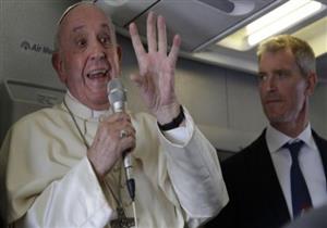 البابا فرانسيس يتهم منتقديه بطعنه في ظهره